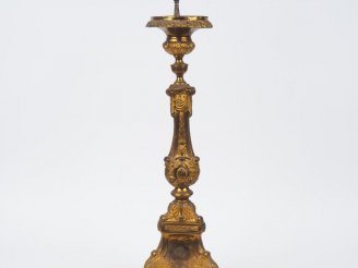 Vente aux enchères Pique cierge en laiton repoussé de style Louis XV à décor de cartouche