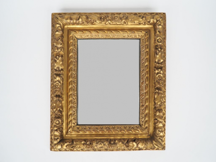 Miroir Louis XVI en bois et stuc doré à décor de fleurs et de feuillag