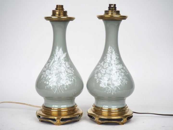 Paire de vases Napoléon III en porcelaine céladon à décor émaillé de f