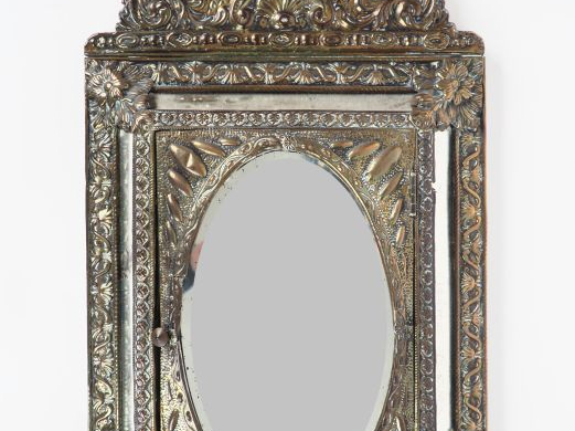 Miroir à parecloses de style Louis XIV en laiton repoussé à décor de r
