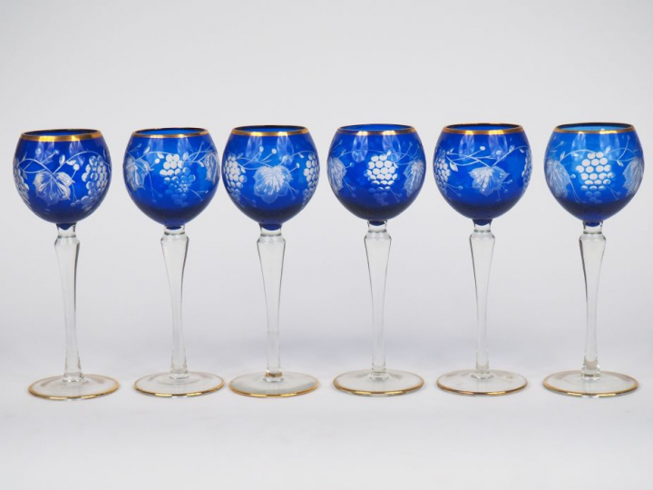 6 verres à vin du Rhin à décor gravé de pampres. H. 22,5 cm.