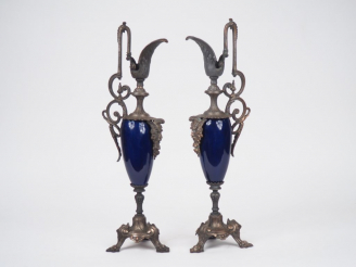 Vente aux enchères Paire d'aiguières Napoléon III de style Renaissance en régule et porce