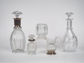 Vente aux enchères BACCARAT.  2 flacons, 1 boîte couverte, 1 verseuse, 1 petit flacon. L'