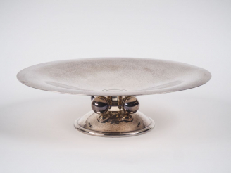 Vente aux enchères Luc LANEL ET CHRISTOFLE. Coupe sur pied en métal argenté à décor marte