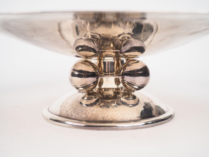 Luc LANEL ET CHRISTOFLE. Coupe sur pied en métal argenté à décor marte