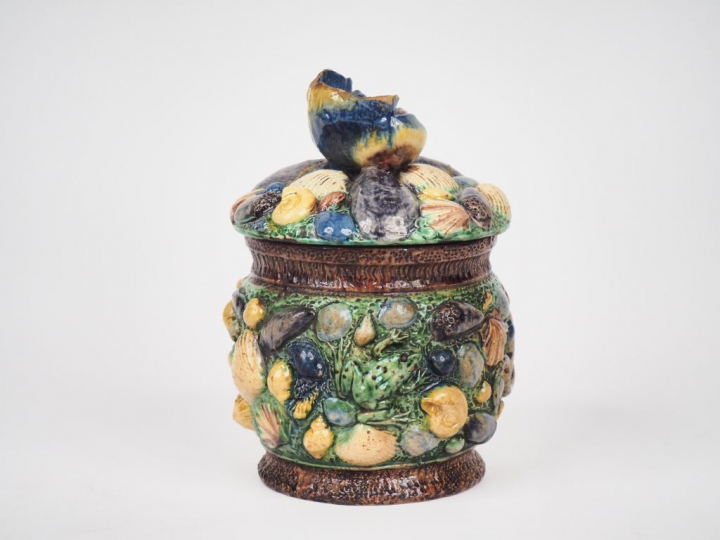 AVISSEAU (attribué à) Pot couvert XIXème en terre vernissée polychrome