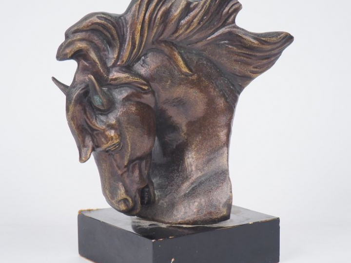 Ecole française XXème. "Tête de cheval". Sculpture en bronze à patine 