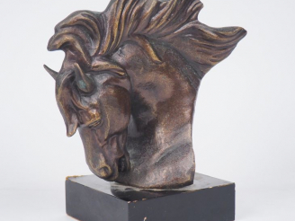 Vente aux enchères Ecole française XXème. "Tête de cheval". Sculpture en bronze à patine 