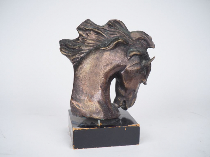 Ecole française XXème. "Tête de cheval". Sculpture en bronze à patine 