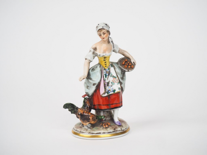 Sujet 1900 en porcelaine polychrome de Saxe, "paysanne nourissant ses 