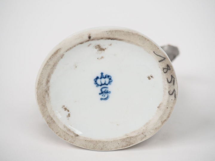 Sujet 1900 en porcelaine polychrome de Saxe, "paysanne nourissant ses 