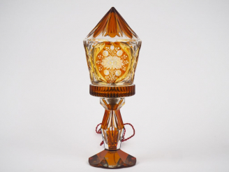 Vente aux enchères Lampe en cristal de bohème bicolore à décor taillé et gravé de palmes 