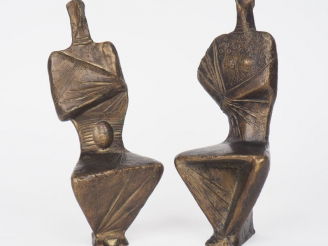 Vente aux enchères Ecole française XXème. "Couple de personnages". Paire de sujets en bro