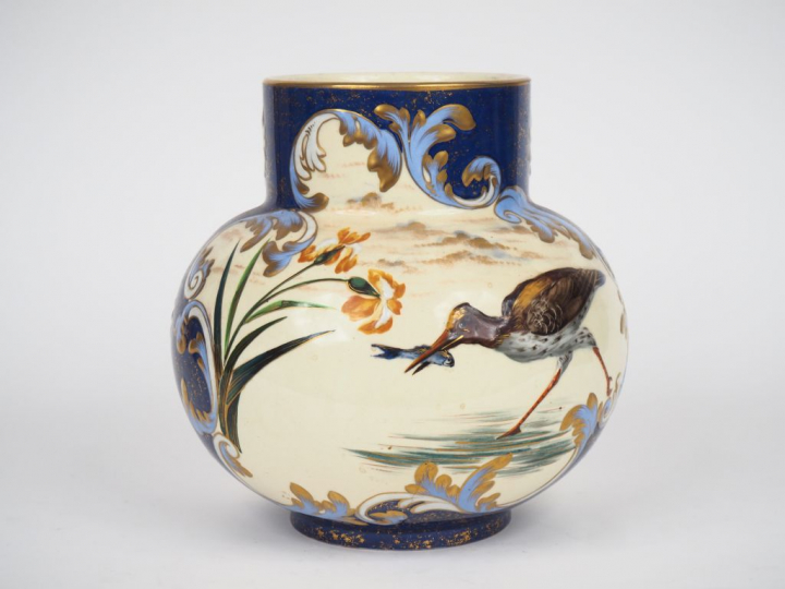 Vase Art Nouveau en faïence à décor polychrome et rehaussé d'or d'écha