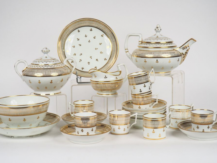 Service à café en porcelaine à décor doré de fleurettes et de motifs g