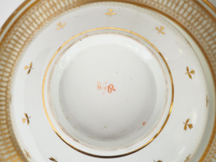 Service à café en porcelaine à décor doré de fleurettes et de motifs g