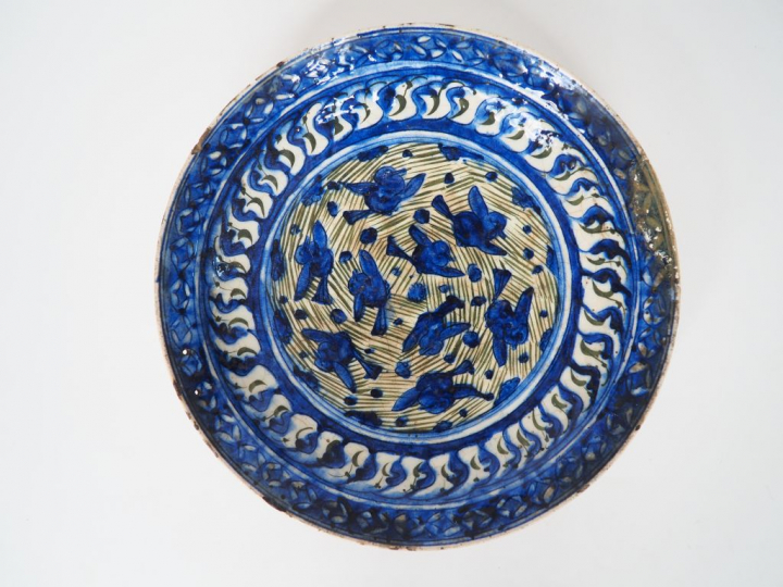 Plat rond en céramique émaillée de style persan à décor en camaïeu ble