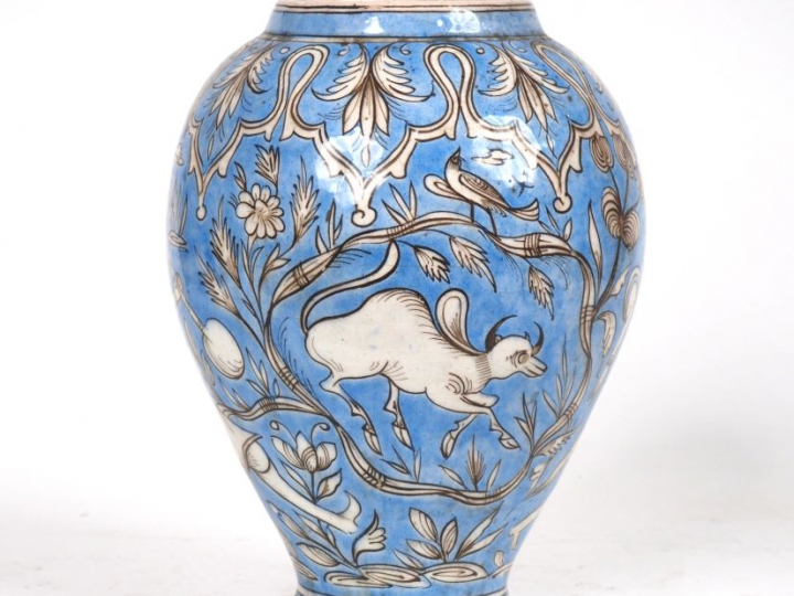Vase ovoïde de style persan en céramique à décor en bleu et blanc de p