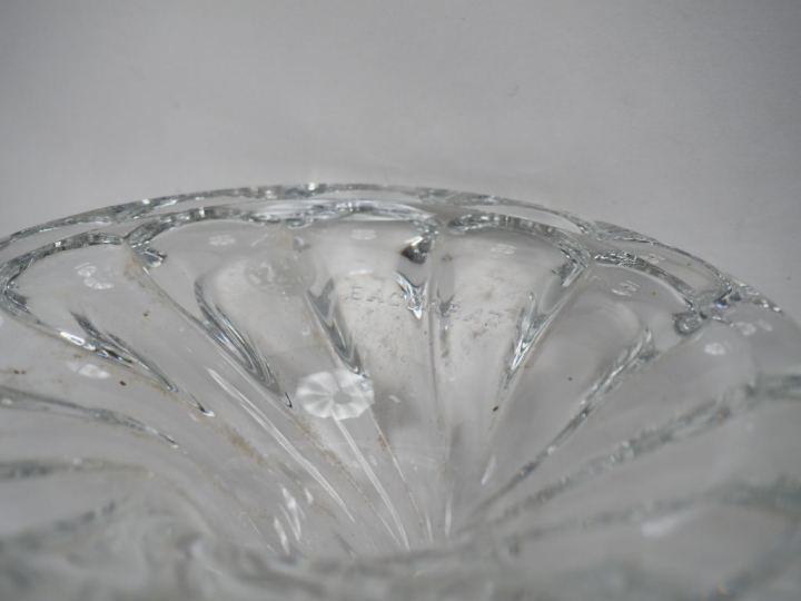 BACCARAT. Photophore en cristal à décor gravé de rinceaux feuillagés e