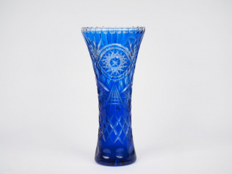 Vente aux enchères Vase cornet en cristal bicolore de bohème à décor de palmes et de croi