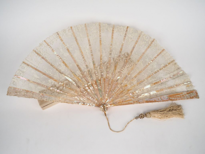 Eventail Napoléon III en nacre et dentelle à feuilles pliées, à décor 