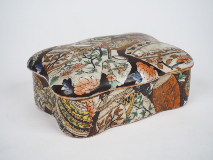 Boîte couverte de style Extreme Orient en porcelaine polychrome et reh