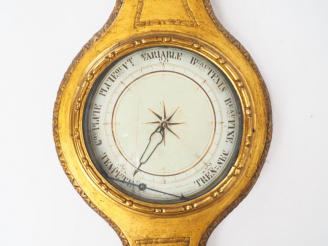 Vente aux enchères Baromètre Louis XVI en bois sculpté et doré à décor de nœud de ruban. 