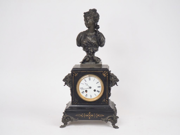 Pendule borne Napoléon III de style Louis XVI en marbre noir et régule