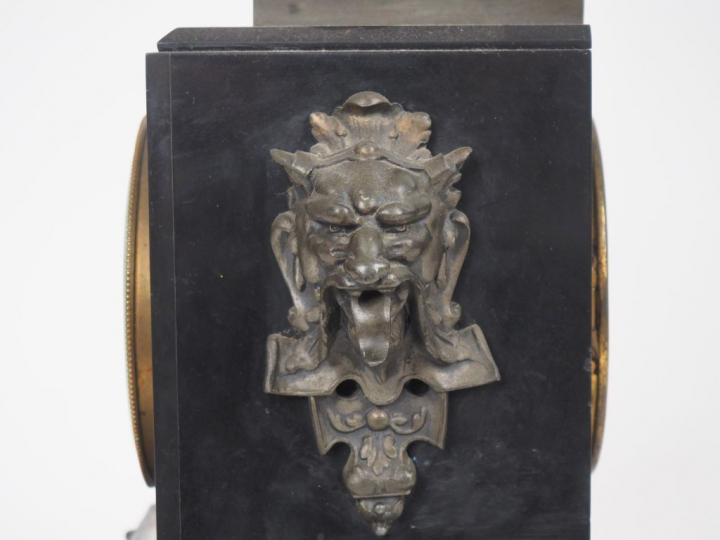 Pendule borne Napoléon III de style Louis XVI en marbre noir et régule