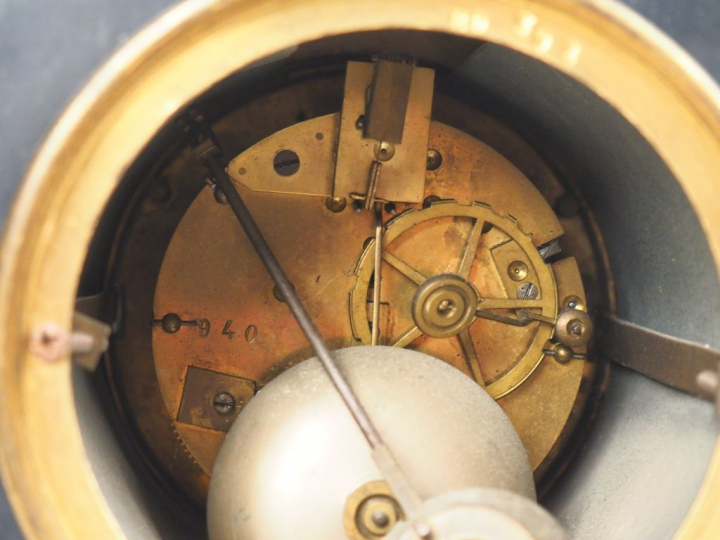 Pendule borne Napoléon III de style Louis XVI en marbre noir et régule