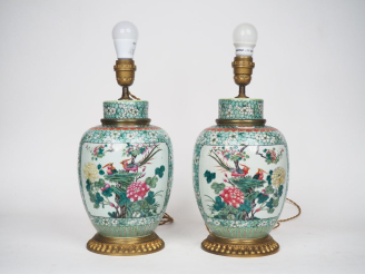 Vente aux enchères Paire de vases couverts en porcelaine polychrome de Chine décor famill