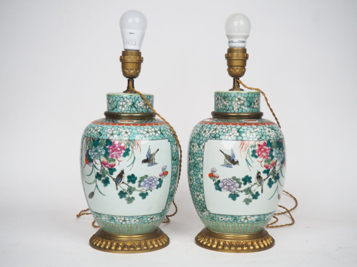 Paire de vases couverts en porcelaine polychrome de Chine décor famill