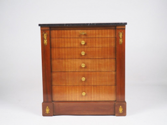 Vente aux enchères CHRISTOFLE. Ménagère en métal argenté de style Rocaille dans son meubl