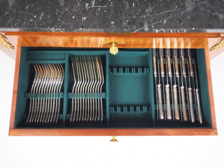 CHRISTOFLE. Ménagère en métal argenté de style Rocaille dans son meubl