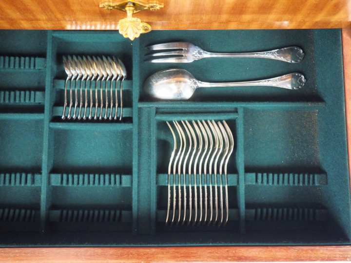 CHRISTOFLE. Ménagère en métal argenté de style Rocaille dans son meubl