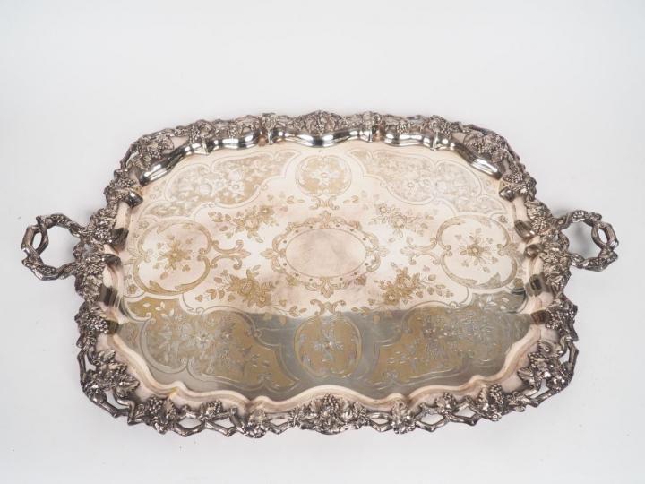 Grand plateau rectangulaire Napoléon III en métal argenté à décor grav