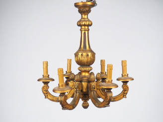 Vente aux enchères Lustre en bois doré de style Louis XVI éclairant à six lumières. H. 61