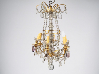 Vente aux enchères BACCARAT.  Lustre à pampilles éclairant à 6 lumières. Signé sur les co