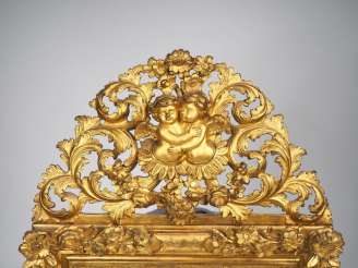 Vente aux enchères Glace XVIIIe en bois sculpté doré à décor de fleurs, fronton ajouré à 