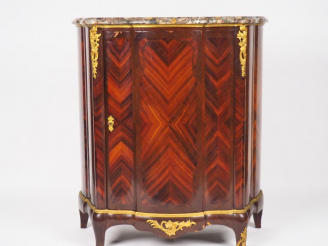 Vente aux enchères Meuble d'appui de style Louis XV en marqueterie ouvrant à une porte ga