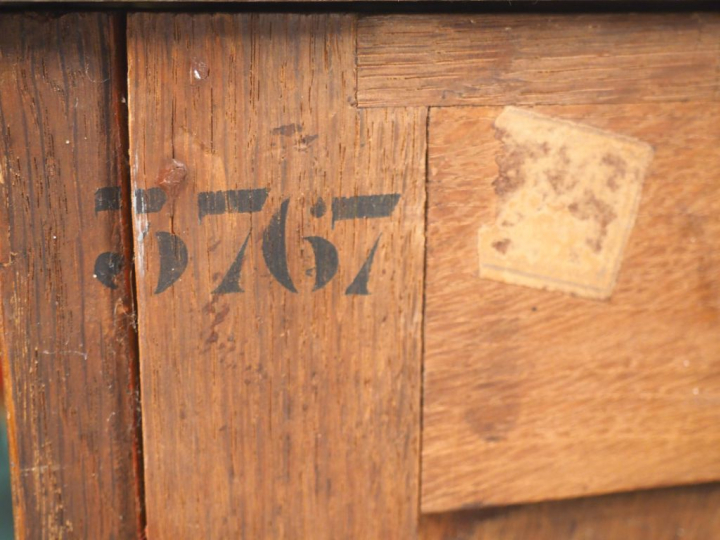 Meuble d'appui de style Louis XV en marqueterie ouvrant à une porte ga