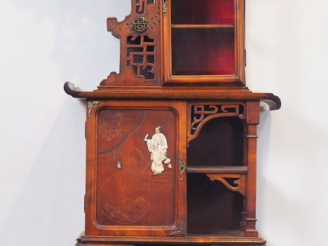 Vente aux enchères Cabinet vitrine de style Extrême-Orient dans le goût de Viardot en boi