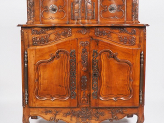 Vente aux enchères Buffet provençal XVIIIe à glissants en noyer mouluré et sculpte à déco