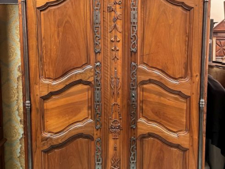 Vente aux enchères Armoire provençale Louis XV en noyer mouluré et sculpté à décor de pan