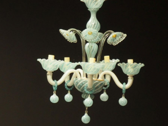 Vente aux enchères Lustre en verre soufflé de Venise à décor  bleu ciel et blanc et orné 