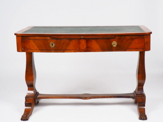 Vente aux enchères Bureau Napoléon III de style Restauration en acajou et placage d'acajo