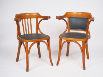 Vente aux enchères BAUMANN.  10 fauteuils de bistrot  en bois naturel garniture de molesk
