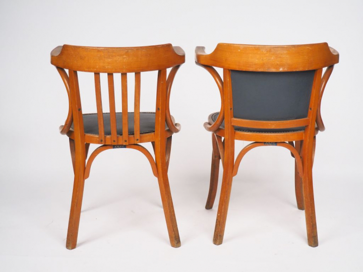 BAUMANN.  10 fauteuils de bistrot  en bois naturel garniture de molesk