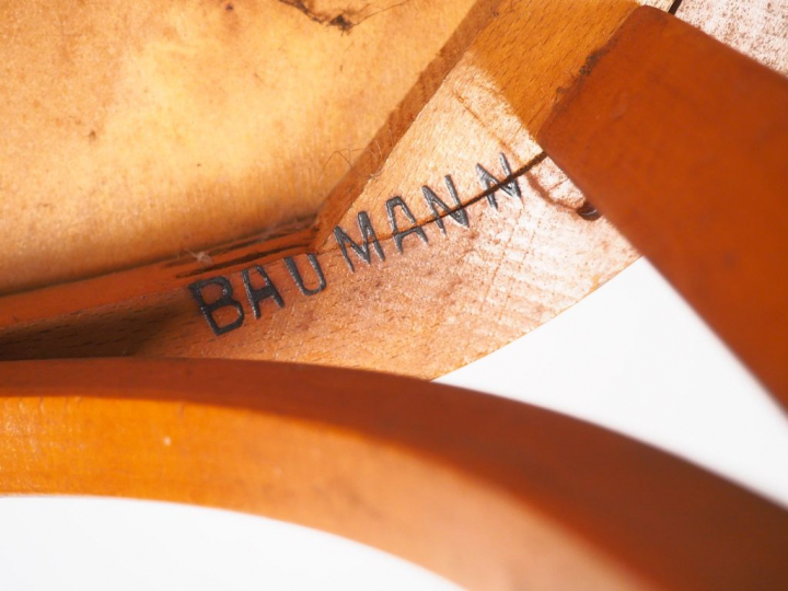 BAUMANN.  10 fauteuils de bistrot  en bois naturel garniture de molesk