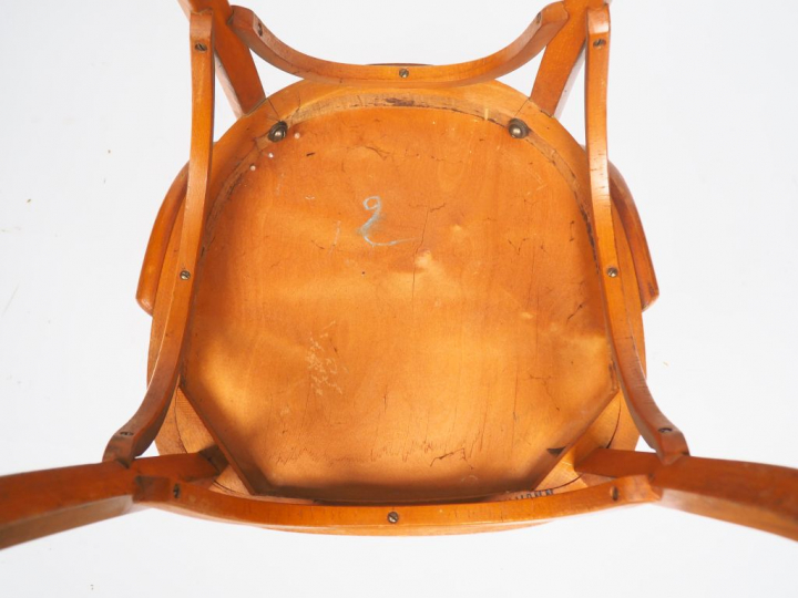 BAUMANN.  10 fauteuils de bistrot  en bois naturel garniture de molesk